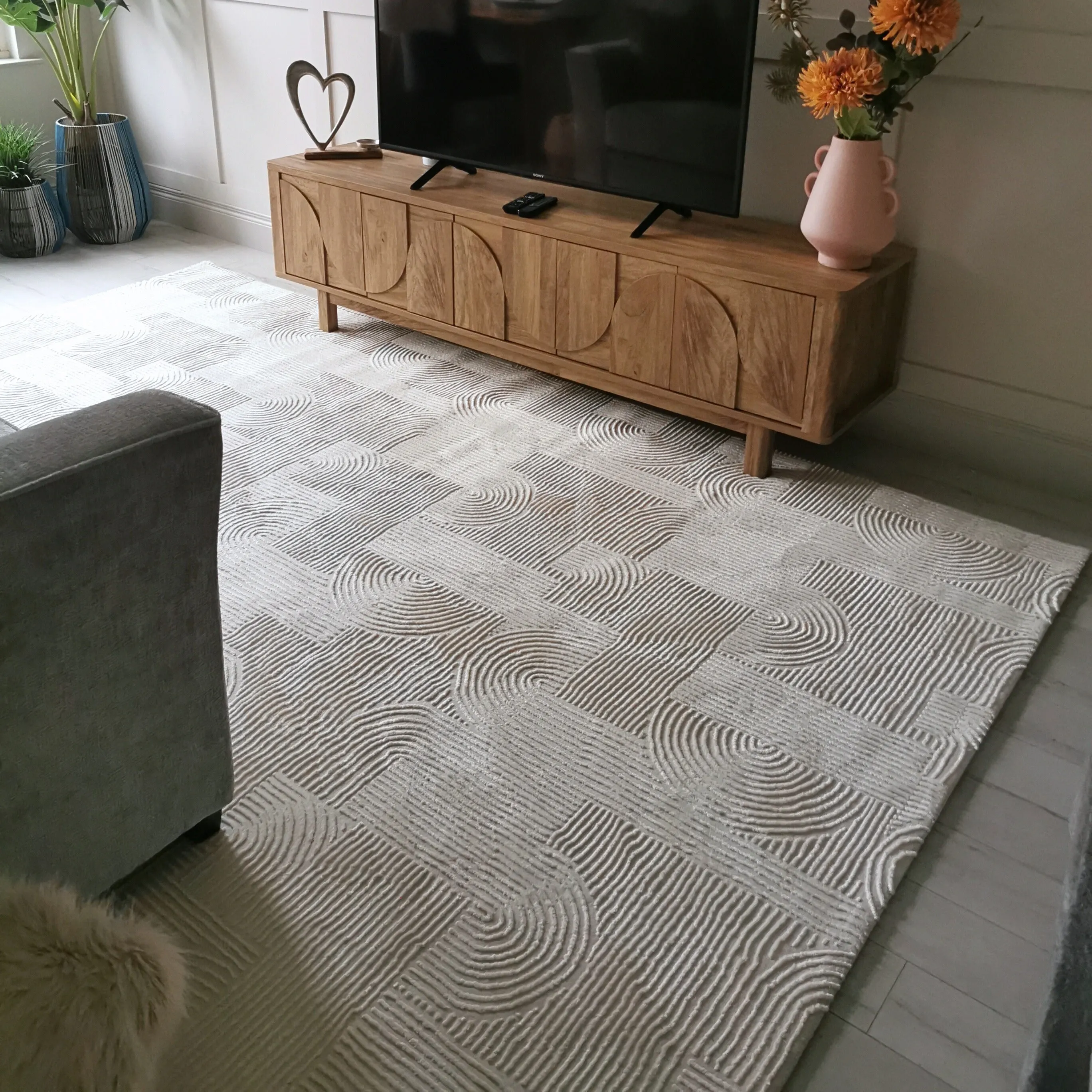 Luxury Retro Cream Rug - Escape