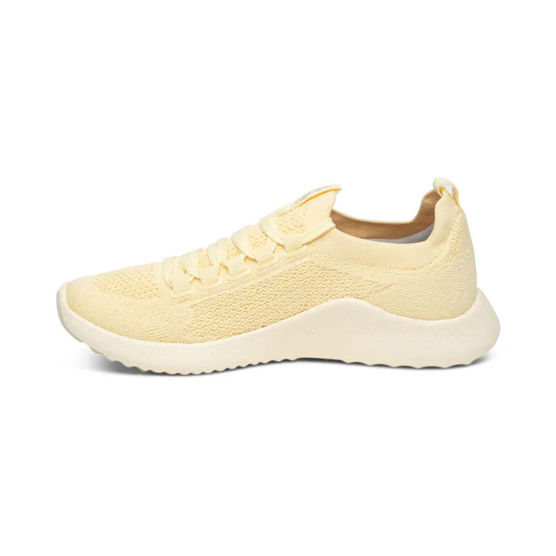 WOMEN'S AETREX CARLY SNEAKERS | LEMON